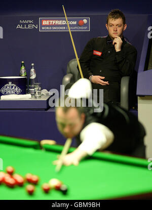 Mark Allen, en Irlande du Nord, regarde John Higgins en Écosse pendant le championnat du monde de snooker Betfred.com au Crucible Theatre, à Sheffield. Banque D'Images