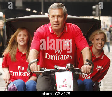 La star du rugby et l'ambassadeur du Commonwealth Gavin Hastings avec les médaillés des Jeux de la jeunesse du Commonwealth Robyn Mathews (à gauche) et Lynsey Sharp (à droite), sur une tuck (pousse-pousse) sur Argyle Street à Glasgow, pour promouvoir l'annonce de Emirates Airline comme commanditaire de l'équipe des Jeux du Commonwealth écossais. Banque D'Images