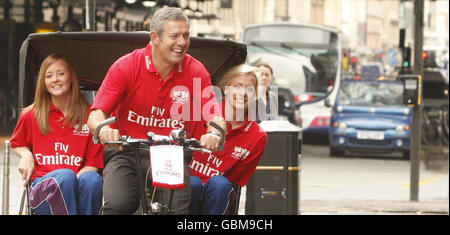 La star du rugby et l'ambassadeur du Commonwealth Gavin Hastings avec les médaillés des Jeux de la jeunesse du Commonwealth Robyn Mathews (à gauche) et Lynsey Sharp (à droite), sur une tuck (pousse-pousse) sur Argyle Street à Glasgow, pour promouvoir l'annonce de Emirates Airline comme commanditaire de l'équipe des Jeux du Commonwealth écossais. Banque D'Images