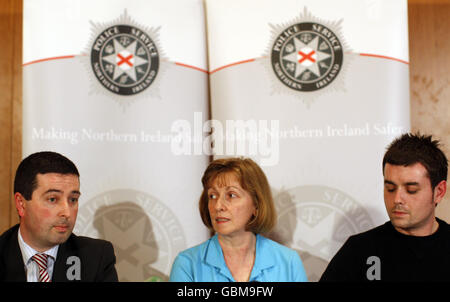 (De gauche à droite) DCI Jonathan Robert avec l'épouse de Geoff Kerr, Sally Kerr et son fils, Richard Kerr, lors d'une conférence de presse pour faire appel à des informations concernant le décès de M. Kerr, à Templepatrick, en Irlande du Nord. Banque D'Images