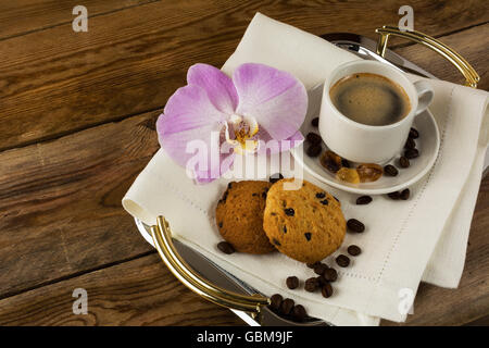 Café romantique servi avec orchidée sur le plateau de service tasse à café. Tasse de café. Le café fort. Tasse à café. Le café du matin. Co Banque D'Images