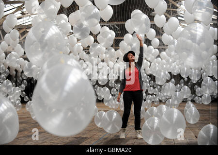 S Cross Central. Les ballons remplissent complètement l'énorme hangar de marchandises de Midland de Victoria. Banque D'Images