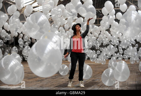 Georgie Mackie avec l'œuvre de William Forsythe, 'Sclamed Crowd', l'installation de ballon Sadler's Wells à King's Cross Central.Les ballons remplissent complètement l'énorme hangar de marchandises de Midland de Victoria. Banque D'Images