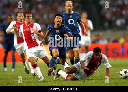 Football - Tournoi d'Amsterdam - Ajax / Arsenal.Le José Antonio Reyes d'Arsenal est attaqué par Nigel de Jong d'Ajax Banque D'Images