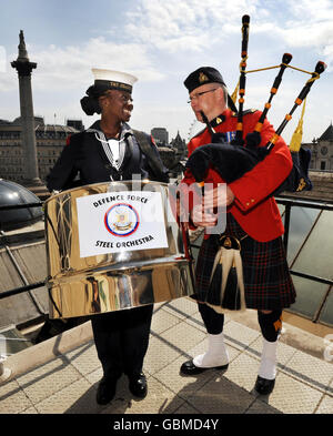 Dianna Pierre, de la Force de défense de Trinité-et-Tobago, du seul orchestre militaire en acier et sergent de tuyaux Gilbert Young, de la bande de la Gendarmerie royale du Canada, sur le toit de la Maison du Canada, à Londres, avant leur spectacle au Windsor Castle Royal Tattoo entre le 13 et le 17 mai. Banque D'Images