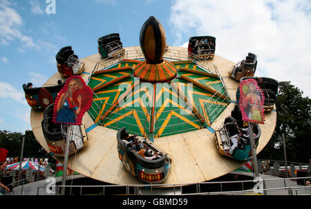 Les gens apprécient un rond-point au London Mela, festival asiatique dans le Grand Londres, Banque D'Images