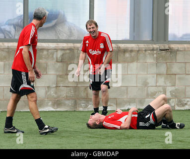 Ian Rush (à gauche) et Kenny Dalglish rient avec Ronnie Whelan (au sol) lors d'un match d'échauffement à cinq côtés au terrain d'entraînement de Melwood, à Liverpool. Banque D'Images