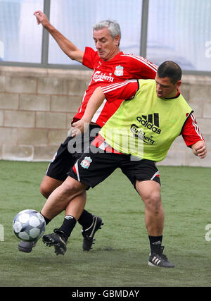 Ian Rush (à gauche) lors d'un match d'échauffement à cinq côtés au terrain d'entraînement de Melwood, à Liverpool. Banque D'Images