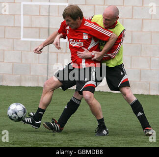 Kenny Dalglish en action lors d'un match d'échauffement à cinq côtés au terrain d'entraînement de Melwood, à Liverpool. Banque D'Images