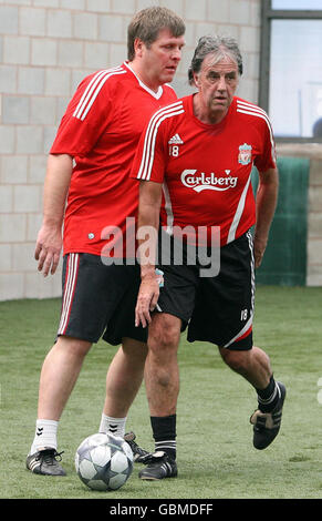 Jan Molby (à gauche) et Mark Lawrenson lors d'un match d'échauffement à cinq côtés au stade d'entraînement de Melwood, à Liverpool. Banque D'Images