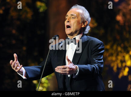 Le ténor espagnol Jose Carreras se produit après avoir reçu un prix de réalisation à vie de la Duchesse de Cornwall, lors des Classical Brit Awards au Royal Albert Hall de Londres. Banque D'Images
