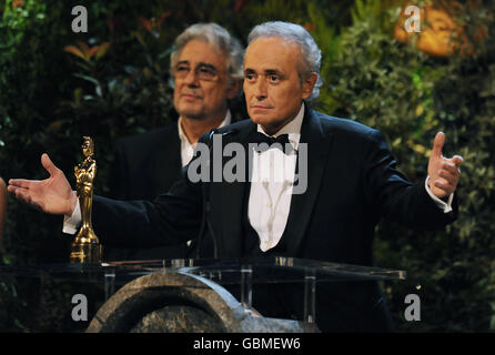 Le ténor espagnol Jose Carreras (R) se trouve à côté du chanteur d'opéra Placido Domingo (L) lors d'un discours après avoir reçu un prix de réalisation à vie de la Duchesse de Cornwall, lors des Classical Brit Awards au Royal Albert Hall de Londres. Banque D'Images