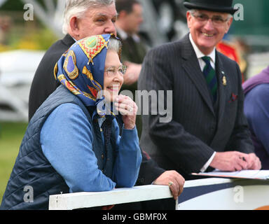 La reine Elizabeth II de Grande-Bretagne regarde Highland Horses dans la Copper Horse Arena pendant le Royal Windsor Horse Show à Windsor Castle, Berkshire. Banque D'Images