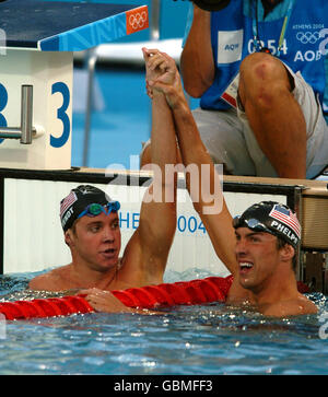 Michael Phelps (à droite) célèbre sa victoire en finale Avec Erik Vendt, coéquipier, qui a terminé troisième Banque D'Images