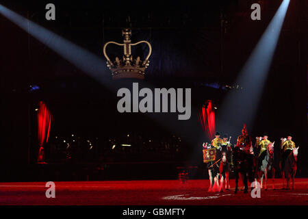 Le spectacle musical Household Cavalry Ride se fait au château de Windsor Royal Tattoo dans le Berkshire Banque D'Images