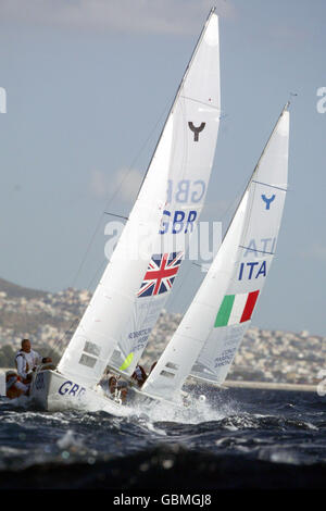 Voile - Jeux Olympiques d'Athènes 2004 - bateau à voile pour femmes.Shirley Roberton, Sarah Webb et Sarah Ayton (l), en Grande-Bretagne, et Giulia Conti, Alessandra Marenzi et Angela Baroni (r), en Italie Banque D'Images