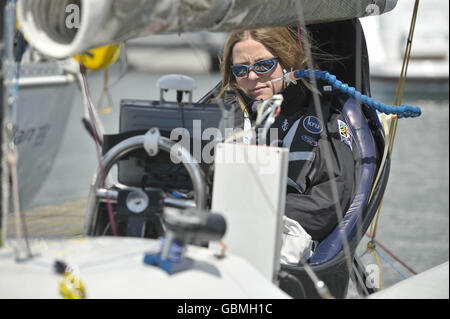 Le marin quadriplégique handicapé, Hilary Lister à bord de son bateau spécialement équipé Artemis qui est amarré à la batterie de la reine Anne, Plymouth comme le temps est trop rude pour elle de mettre la voile. Banque D'Images