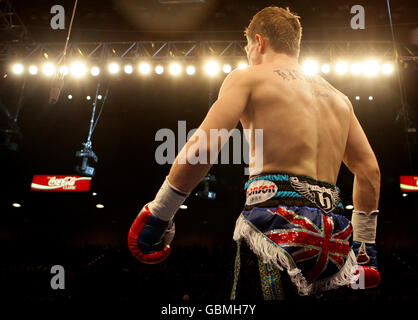 Ricky Hatton marche vers le centre du ring avant le premier tour contre Manny Pacquiao pendant le combat léger de poids-lourd au MGM Grand, Las Vegas, États-Unis. Banque D'Images