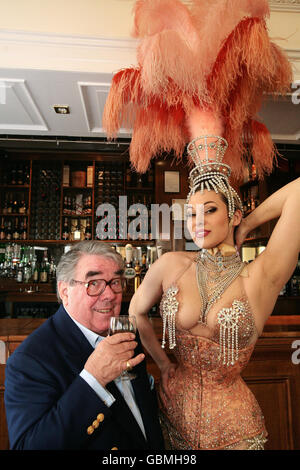 L'immodestie Blaize répond à Ronnie Corbett Banque D'Images