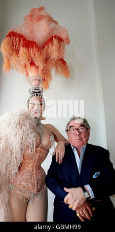 Ronnie Corbett rencontre la danseuse burlesque impudeur Blaize à Addington Palace, Surrey, avant sa course de quatre nuits à Koko, qui commence le 11 mai (www.koko.uk.com). Banque D'Images