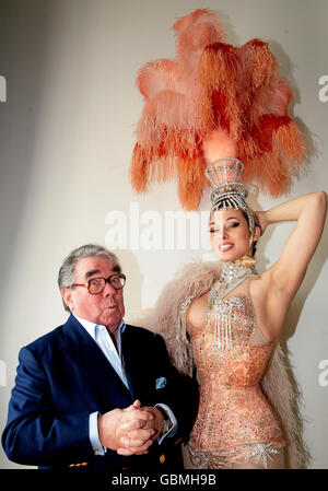 L'immodestie Blaize répond à Ronnie Corbett Banque D'Images