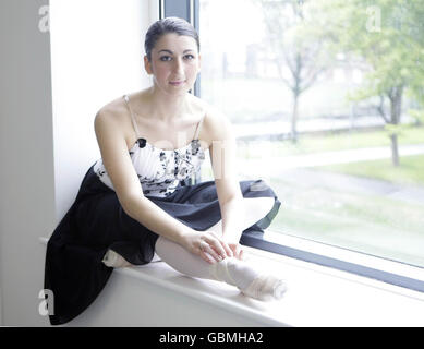 Adolescente Ballerina Marta Capolei, 19 ans, lors d'une séance photo à Dublin, qui se présentera dans la ville natale de son père en Italie la semaine prochaine avec des membres du Ballet national irlandais de la jeunesse (INYB). Banque D'Images