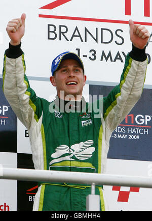 Auto - Grand Prix de l'A1 britannique - course - marques Hatch.Adam Carroll, de l'Irlande, célèbre la victoire dans la course de sprint lors de l'A1GP britannique à Brands Hatch, Kent. Banque D'Images