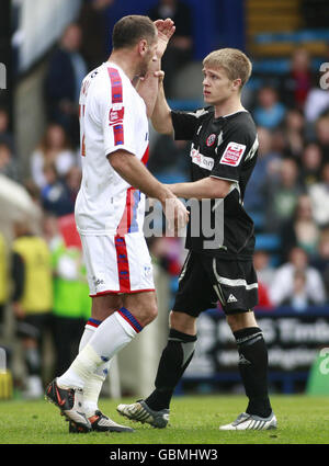 Shefki Kuqi du Crystal Palace (à gauche) avec Jamie Ward de Sheffield United lors du match de championnat Coca Cola à Selhust Park, Londres. Banque D'Images