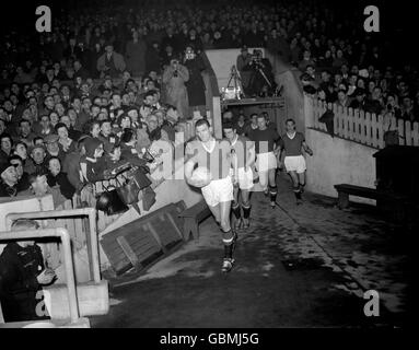 Bill Foulkes, capitaine de Manchester United, dirige l'équipe de fortune United C'est parti pour leur premier match depuis la catastrophe aérienne de Munich Banque D'Images