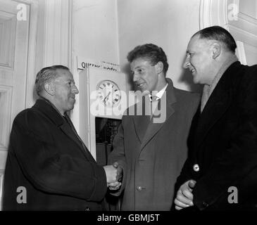 Jimmy Murphy, directeur intérimaire de Manchester United (l), se met à la main avec une nouvelle signature Stan Crowther (c) après avoir terminé la signature 55 minutes avant le début du match. Le FA a accordé à Crowther l'autorisation spéciale de jouer dans le match de la coupe en raison des circonstances atténuantes de la catastrophe aérienne de Munich Banque D'Images