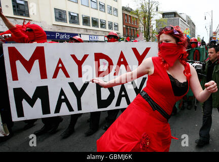 Les manifestants anti-guerre traversent Brighton, dans l'est du Sussex, lors d'une manifestation le jour de mai. Banque D'Images