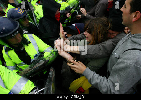 Les militants des EDO se heurtent à la police alors qu'ils se rendent à Brighton, dans l'est du Sussex, lors d'une manifestation le jour de mai. Banque D'Images