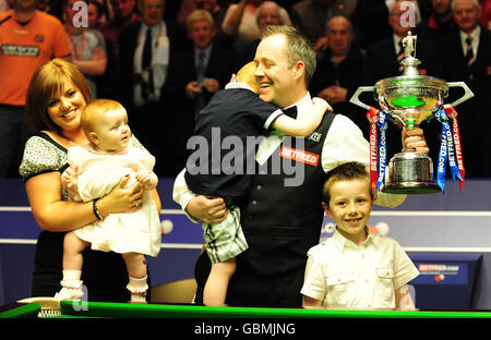 John Higgins et sa famille (de gauche à droite), l'épouse Denise, la fille Claudia, le fils Oliver et le fils Pearce ont remporté le trophée après avoir remporté la finale du Championnat du monde de Snooker Betfred.com au Crucible Theatre, Sheffield. Banque D'Images