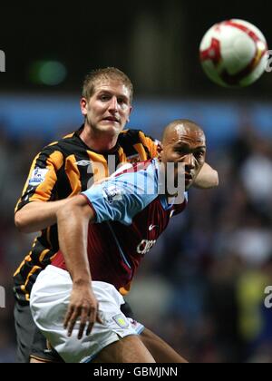 Michael Turner de Hull City (à gauche) et John Carew de ston Villa bataille pour le ballon Banque D'Images