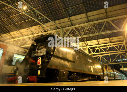 Le 'Dorset Coast Express' transporté par la locomotive à vapeur du Pacifique des années 1940 Tangmere, arrive à la gare de Waterloo, à Londres, de Swanage. Banque D'Images