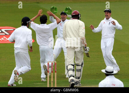 Graham Onions, en Angleterre, célèbre le match de cricket de Sulieman Benn pour 2 personnes lors du premier test de npower au terrain de cricket de Lord's, Londres. Banque D'Images