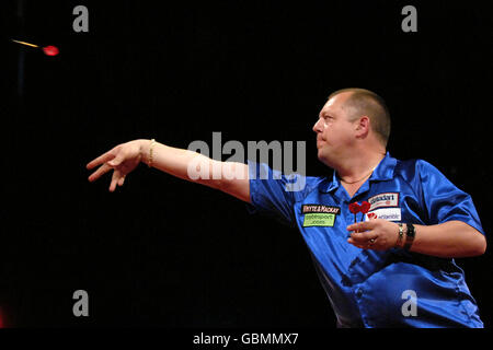 Fléchettes - Whyte & Mackay Premier League - National Ice Centre - Nottingham. Mervyn King en action Banque D'Images