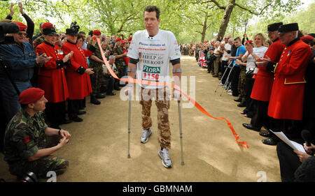 Le major Phil Packer, 36 ans, qui a perdu l'usage de ses jambes lors d'une attaque à Basra en février dernier arrive au Mall, Londres pour terminer le Marathon Flora London deux semaines après son départ. Banque D'Images