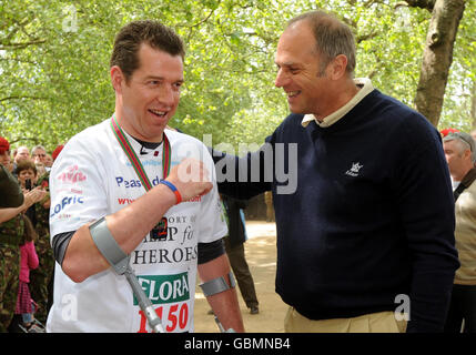 Un soldat blessé termine le marathon de Londres Banque D'Images