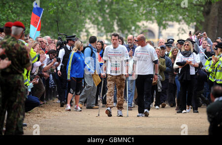 Le Major Phil Packer,36,est parti, qui a perdu l'utilisation de ses jambes lors d'une attaque à Bassora en février dernier, accompagné de son ami et ami Martyn Bird, arrive au Mall, Londres pour terminer le marathon Flora London deux semaines après son départ. Banque D'Images