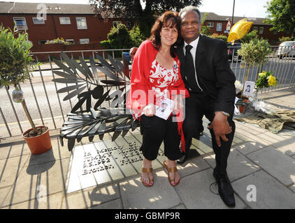 Richard Taylor, père de l'élève assassiné Damilola Taylor, est assis avec Margaret Mizen, mère de l'élève assassiné Jimmy Mizen, sur un banc commémoratif près de la Three Cooks Bakery, dans le sud de Londres. Banque D'Images