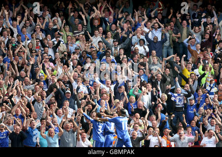 Ashley Cole de Chelsea, Frank Lampard et Didier Drogba (de gauche à droite) célèbrent avec les fans après que le Kolo Toure d'Arsenal (pas en photo) ait fait son propre but pour donner une longueur d'avance à Chelsea 3-0 Banque D'Images