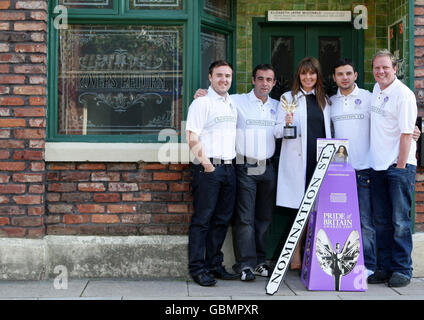 Carol Vorderman lance le Daily Mirror Pride of Britain Awards sur le set de télévision SOAP Coronation Street, Manchester, avec des acteurs (de gauche à droite) Alan Halsall, Michael le Vell, Ryan Thomas et Antony Cotton. Banque D'Images