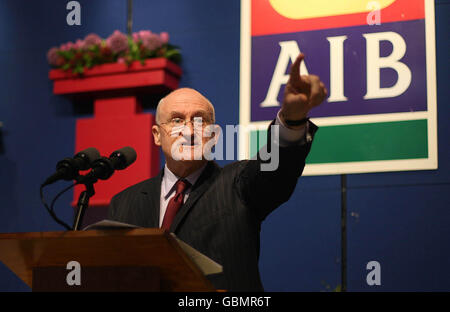 Dermot Gleeson Président d'Ailled Irish Banks s'exprime au siège d'Ailled Irish Banks à Ballsbridge Dublin. Les actionnaires ont emballé le centre bancaire d'Allied pour une EGM, où ils voteront plus tard pour ratifier le plan de recapitalisation du gouvernement de 3.5 milliards d'euros (3.1 milliards). Banque D'Images