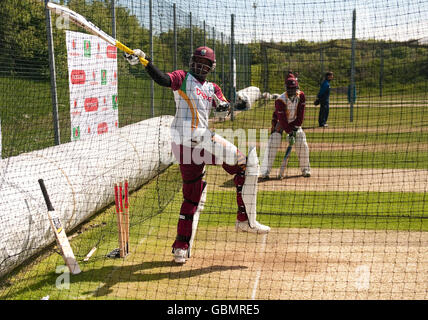 Cricket - West Indies filets session - Riverside.Le capitaine des Indes occidentales, Chris Gayle, chauves-souris, lors de la séance de filets à Riverside, Chester-le-Street, Durham. Banque D'Images