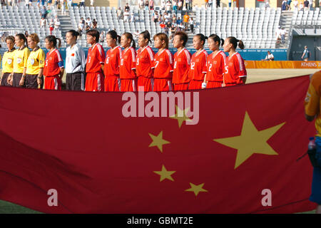 Football - Jeux Olympiques d'Athènes 2004 - première ronde des femmes - Groupe F - Allemagne / Chine. L'équipe chinoise s'est alignée pour l'hymne national Banque D'Images