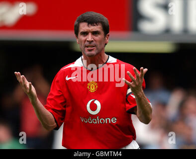 Le capitaine Roy Keane de Manchester United joue au milieu de demi-looks Pour obtenir des réponses après l'objectif d'ouverture de Chelsea Banque D'Images