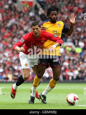 Football - Barclays Premier League - Manchester United / Arsenal - Old Trafford.Alexandre Song Billong d'Arsenal (à droite) et Cristiano Ronaldo (à gauche) de Manchester United pour la bataille du ballon Banque D'Images