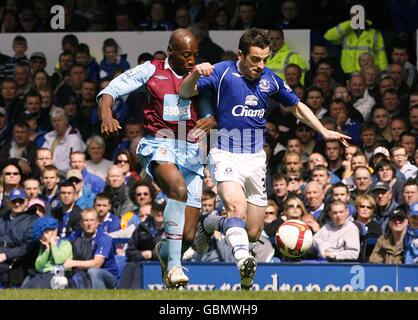 Soccer - Barclays Premier League - Everton v West Ham United - Goodison Park.Leighton Baines d'Everton (à droite) et Luis Boa Morte (à gauche) de West Ham United se battent pour le ballon Banque D'Images