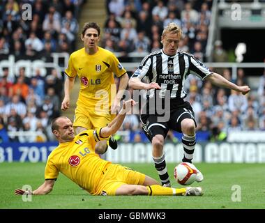 Football - Barclays Premier League - Newcastle United / Fulham - St James' Park.Danny Murphy de Fulham (à gauche) et Damien Duff de Newcastle United (à droite) se disputent le ballon Banque D'Images